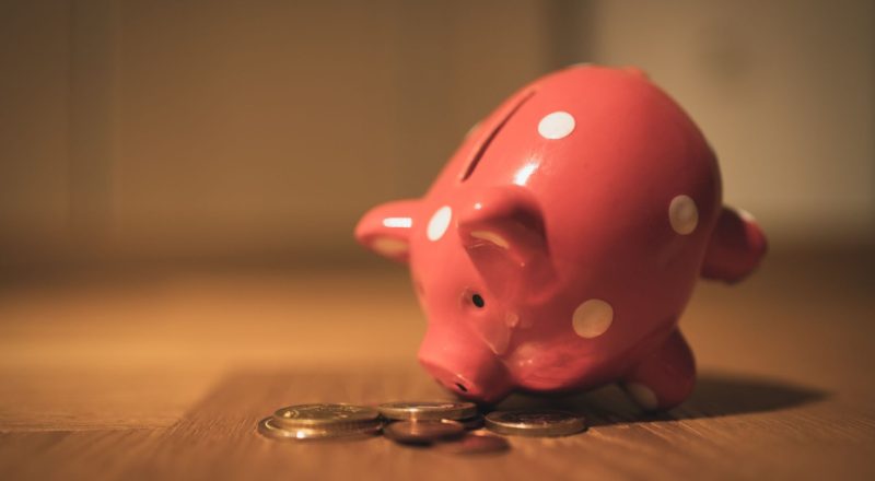 Como economizar dinheiro ganhando pouco? Guia completo + Dicas