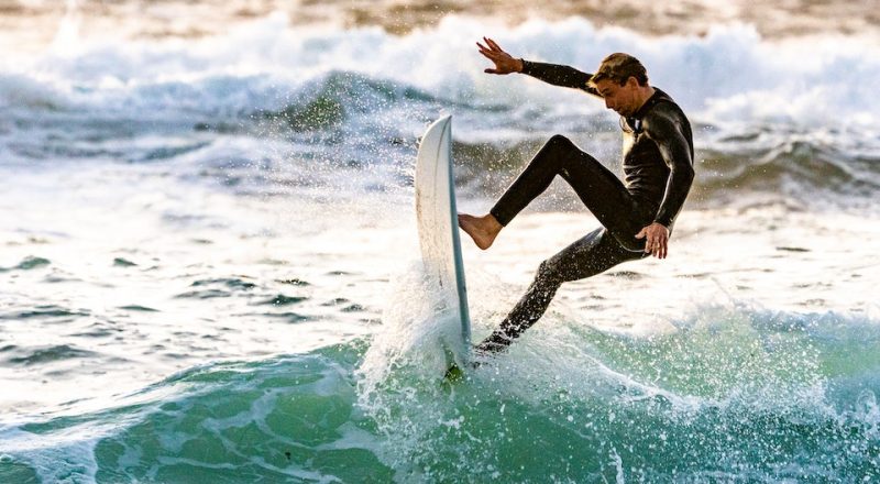 Surfista realiza manobra