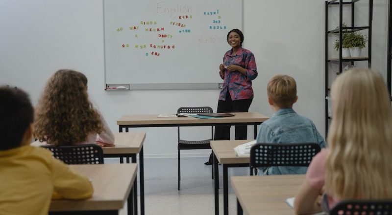 Professora e crianças na sala de aula